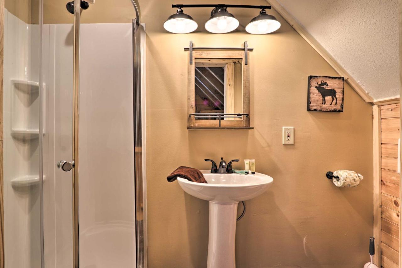 Gatlinburg Cabin With Loft And Game Room 1 Mi To Town Ngoại thất bức ảnh