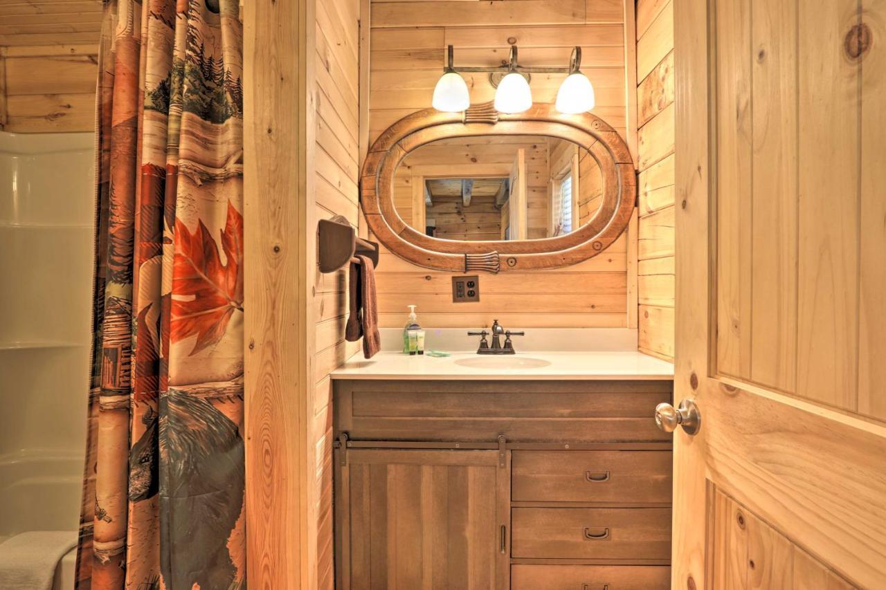 Gatlinburg Cabin With Loft And Game Room 1 Mi To Town Ngoại thất bức ảnh