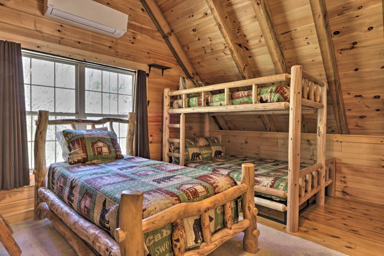 Gatlinburg Cabin With Loft And Game Room 1 Mi To Town Ngoại thất bức ảnh